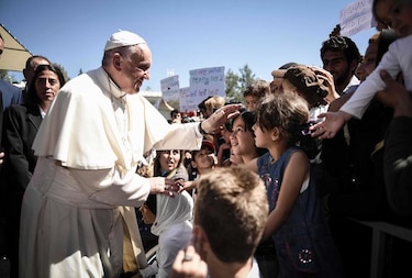 El papa se va de Lesbos con 12 refugiados sirios