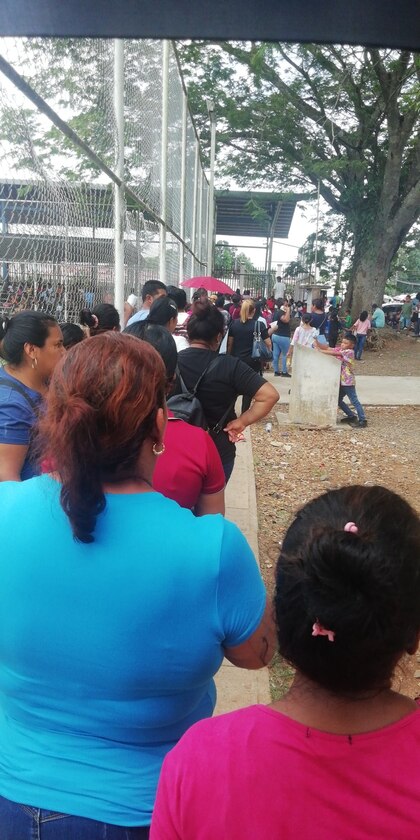 Caos en el cobro del Pase U: padres de familia en largas filas y otros sin cheques