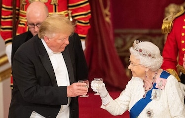 Trump es recibido por la reina Isabel II tras llegar a Londres insultando a su alcalde
