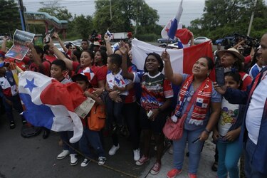 La afición brinda un caluroso y emotivo recibimiento a la selección panameña