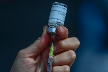 OMS: No hay evidencia que niños y adolescentes requieran una dosis de refuerzo contra el coronavirus
