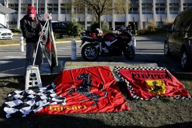 Aficionados y amigos muestran solidaridad con piloto Michael Schumacher