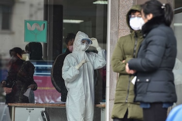Número de muertos se incrementa, China cierra 13 ciudades a cal y canto por el coronavirus