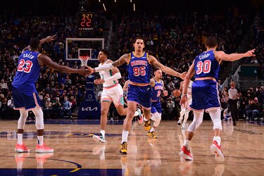 Los Warriors tropiezan ante Spurs en una errática noche de Curry
