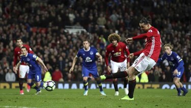 Manchester United salva un empate en el descuento ante el Everton