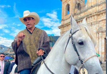 Senador colombiano entra al Congreso a caballo alegando que es su mascota