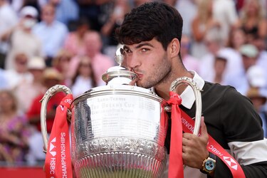 Alcaraz gana 18° partido consecutivo y se corona campeón en Queen’s