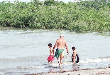 Hombre y joven de 15 años desaparecen en playa El Salado, Aguadulce; los sorprendió la marea cuando buscaban conchas de mar
