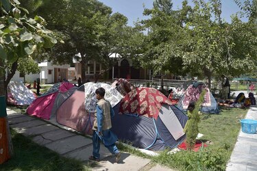 Talibanes avanzan imparables hacia Kabul, que los países occidentales evacuan