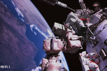 La tripulación de la estación espacial china completa su segundo paseo espacial