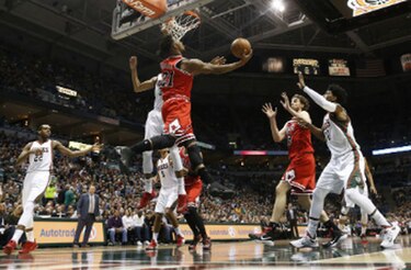 Clippers empatan serie a Spurs; Bulls avanzan a segunda ronda con paliza