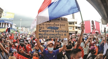 Un coro de indignación contra el despilfarro