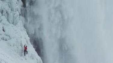 Alpinista escala por primera vez las cataratas del Niágara congeladas