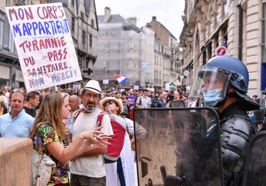 Cerca de 200,000 personas se manifiestan en Francia contra el pasaporte sanitario