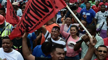 Huelga de obreros cumple dos semanas; mesa de negociaciones sigue estancada