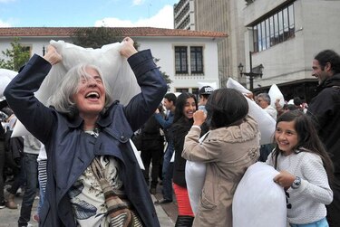 Fotos: Colombianos realizan multitudinaria guerra de almohadas a favor de la paz