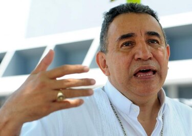 Arzobispo Ulloa denuncia estafa masiva a empresarios nacionales