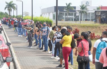 Los salarios bajan y las plazas laborales son pocas