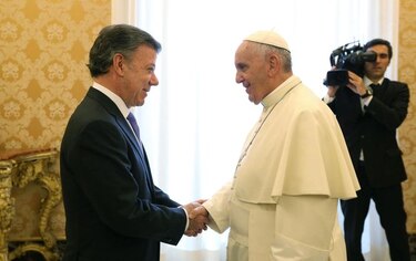 Papa ofrece su 'ayuda' a Santos para el proceso de paz en Colombia