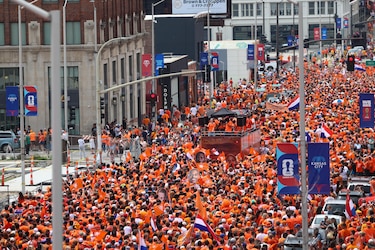 La ‘marea naranja’ llega ahora a Kansas City
