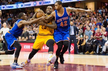 Cavaliers y Warriors siguen por la senda de la victoria