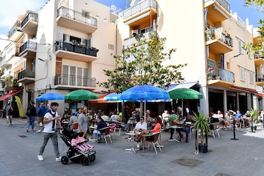 España dejará entrar desde el 7 de junio a ‘todas las personas vacunadas’ del mundo