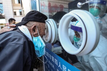 China lanza un rap a favor de la vacunación para convencer a los escépticos