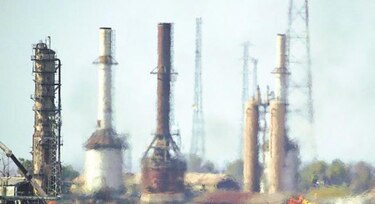 Precio del barril de petróleo cae a su nivel más bajo en cinco años