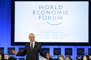 Davos da su bienvenida con mensaje de fundador y del Papa