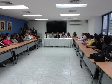 Gremios docentes y el Meduca no logran acuerdo; la huelga continúa