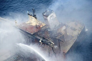 Sigue el combate contra el incendio en petrolero de bandera panameña frente a Sri Lanka