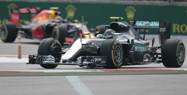 Rosberg y Hamilton dominan las prácticas en Rusia