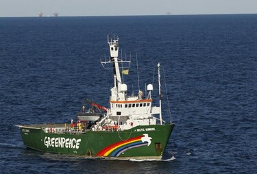 El rompehielos de Greenpeace entra en la ruta ártica sin permiso de Rusia