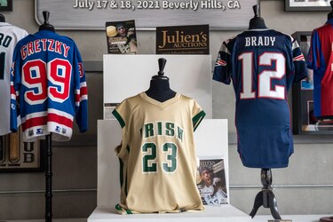 Subastan en más de $500,000 una camiseta de LeBron James