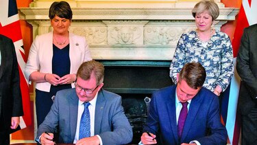 May pacta con los unionistas