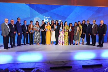 Global Bank celebró la gala de la segunda edición del premio “Mujeres Únicas: Construyendo un Futuro Sostenible”