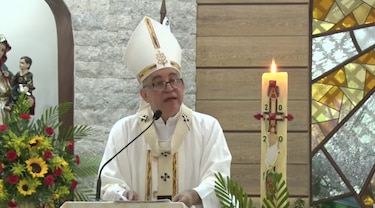 Iglesia católica suspende a sacerdote; no podrá celebrar misas ni oír confesiones