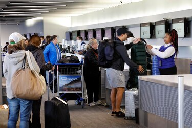 Trump amenaza con reducir el sueldo a los controladores aéreos ausentes por cierre federal