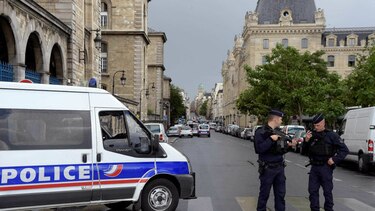 Atacan a un policía frente a la catedral Notre -Dame de París