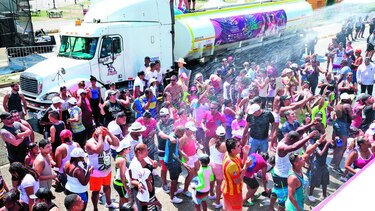 Miles de personas vuelven a la capital luego del Carnaval