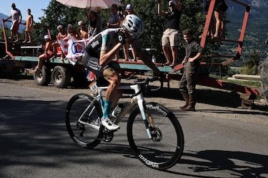 Poels gana en el Mont Blanc, Vingegaard conserva el amarillo y Rodríguez, el podio