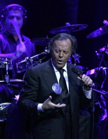 Julio Iglesias reúne en un disco 45 años de carrera 'viajando la vida'
