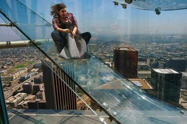 Inauguran tobogán de vidrio en el edificio más alto de Los Ángeles