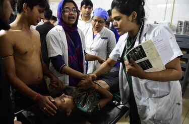 Un muerto y más de 100 heridos en ataques en Bangladesh
