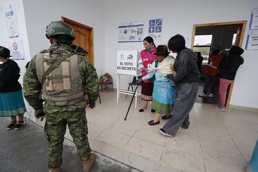 Ecuador vive un domingo de referéndum sobre la Asamblea Constituyente y bases militares extranjeras