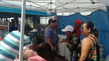 Bomberos verifican las conexiones eléctricas en la cinta costera