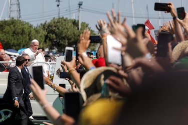 El papa se despide de Lisboa con una fiesta con los voluntarios: ‘Sean surfistas del amor’