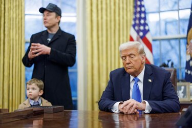 Trump firma un decreto para reducir el tamaño de la Administración y dar más poder a Musk