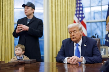 Trump firma un decreto para reducir el tamaño de la Administración y dar más poder a Musk