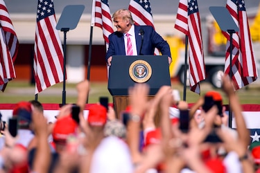 Donald Trump emite voto anticipado en Florida y acelera la campaña
